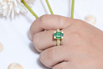 green stone gold ring